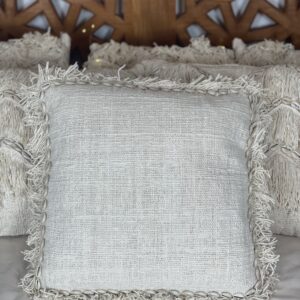 Coussin Lovina en coton et coquillages vu de face