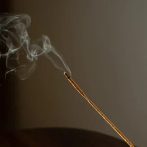 Bâton d'encens sans odeur allumé