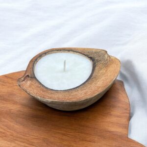 Bougie Sambangan vue de côté dans une noix de coco