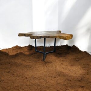 Table basse Tegallalang mise en scène avec objets de décoration