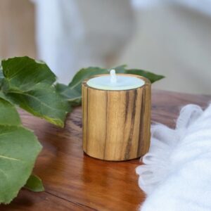 Bougie Klungkung allumée dans une ambiance cosy